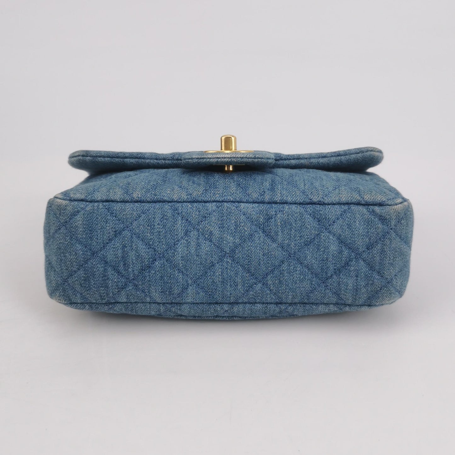 Classic Flap Seasonal limited Edition Mini Denim Denim Gold CC turn-lock